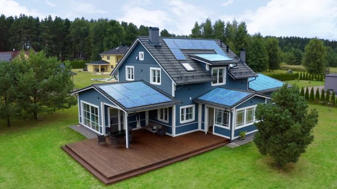 屋顶上安装太阳能板的理想郊区住宅的数字化改造。安装清洁节能绿色生态解决方案。生态可再生能源理念，健康