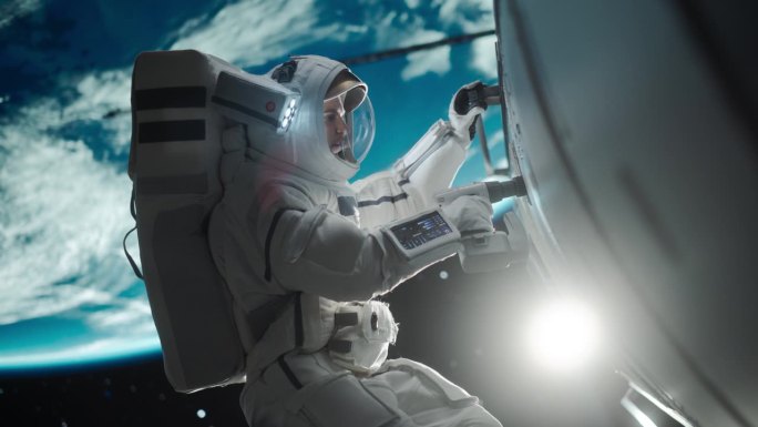 空间技术人员正在用自动螺旋枪修理国际空间站上的面板。无畏的宇航员在外太空工作，背景是美丽的蓝色星球