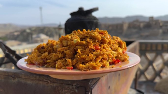 浸泡干面包在液体波斯食物美味的伊朗菜在农村农村在中东市中心旧城泥砖镇在背景山气候景观风景