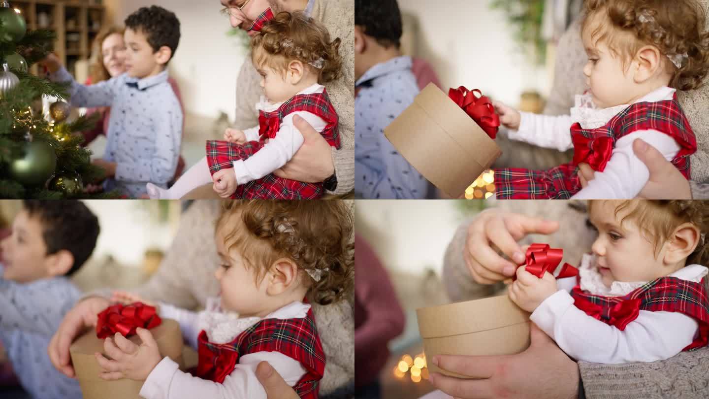 女婴从父母那里收到她的第一份圣诞礼物