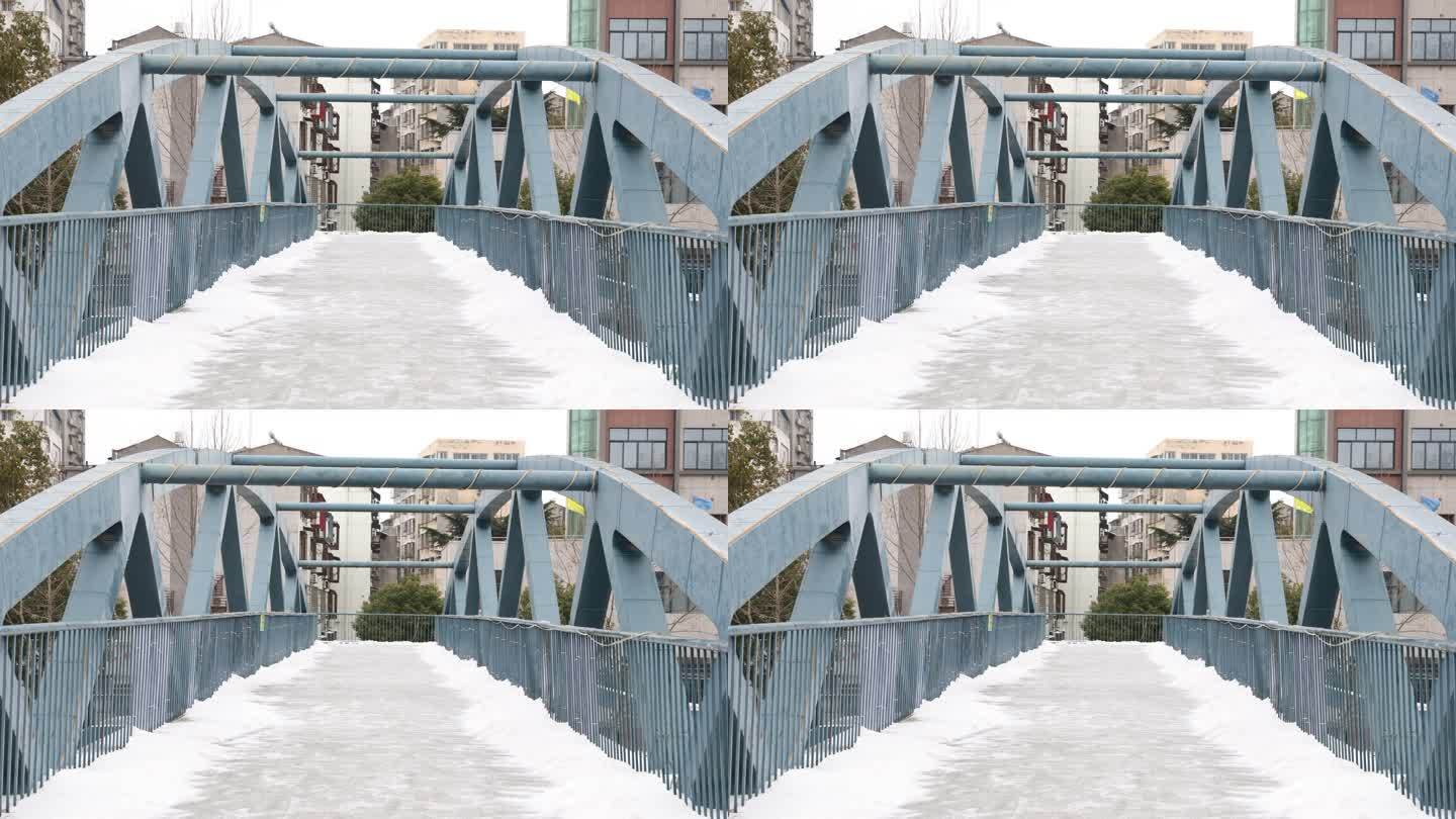 结冰的天桥