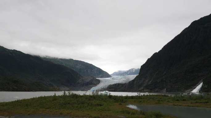 阿拉斯加夏季阴天的门登霍尔冰川、湖泊和努格特瀑布。