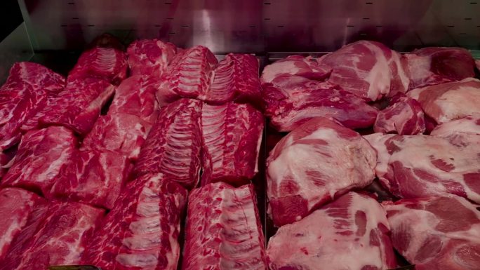 超市冰箱里有大量新鲜的生肉供选择出售。