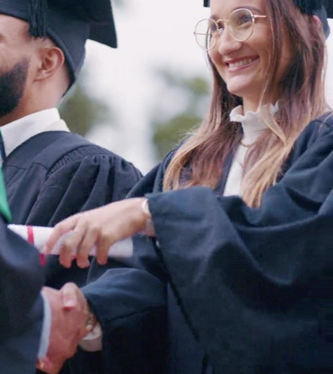 快乐的女人，握手和户外毕业证书，祝贺或感谢你在大学。一群毕业生为获得学位、文凭或教育资格而握手