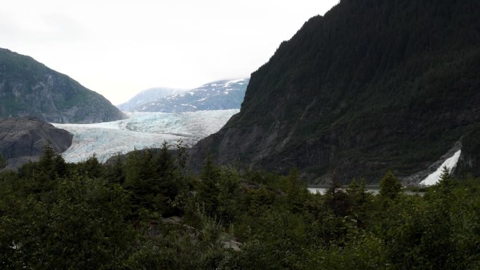 从阿拉斯加游客中心看到的门登霍尔冰川和纽格特瀑布