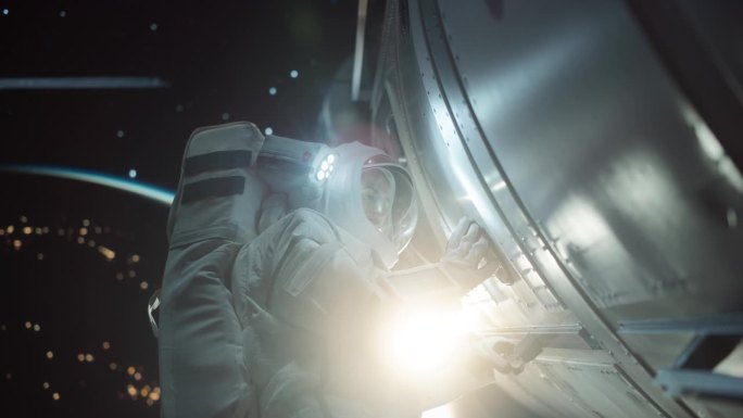 专业宇航员在外太空零重力环境下进行例行维护检查。先进空间技术、科学探索与女性赋权理念