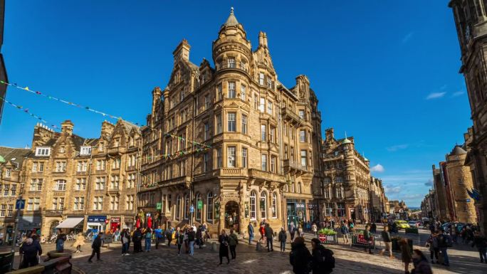 拥挤的通勤者和游客在爱丁堡老城的高街、Lawnmarket和皇家英里地区行走和旅行的时间流逝，苏格兰