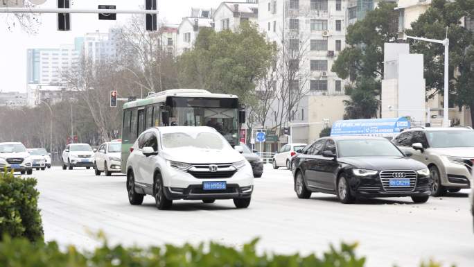 冰雪天气来来往往的汽车