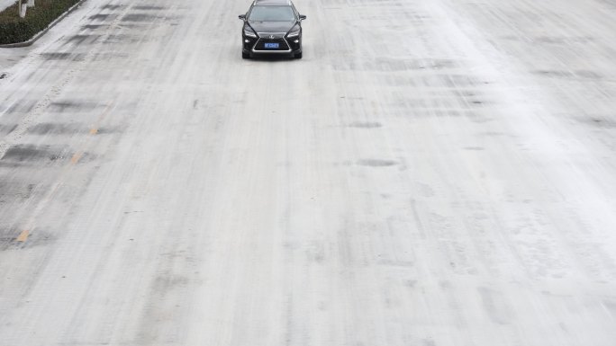 汽车行驶在结冰的大道上