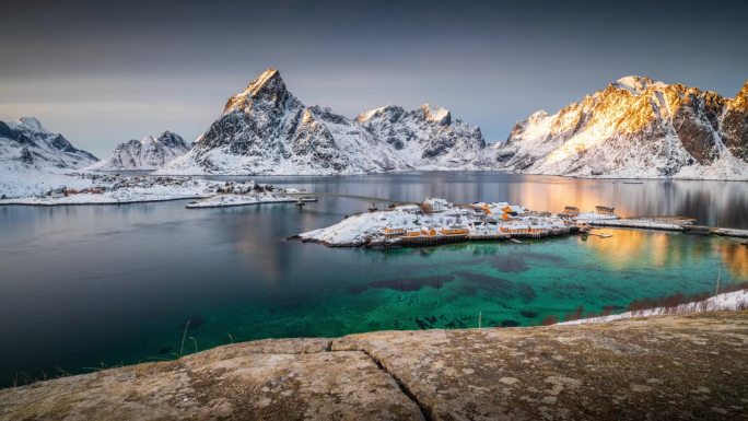 挪威的风景与莱因附近萨克里斯岛的村庄在冬季