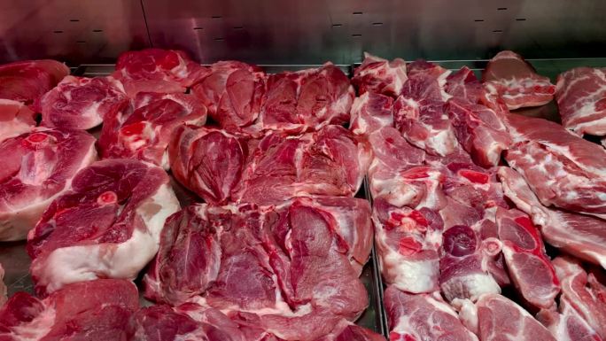 超市冰箱里有大量新鲜的生肉供选择出售。