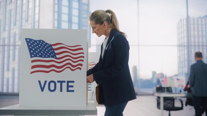 美国全国大选当天，年轻的女商人在投票站旁填写选票。人们前往投票站投票的慢镜头