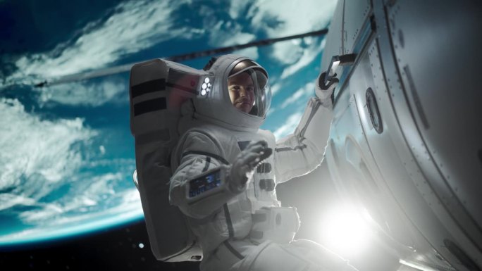 一名年轻的男宇航员在宇宙飞船、卫星或空间站外太空行走时穿着宇航服摆姿势的肖像。宇航员看着镜头，微笑着