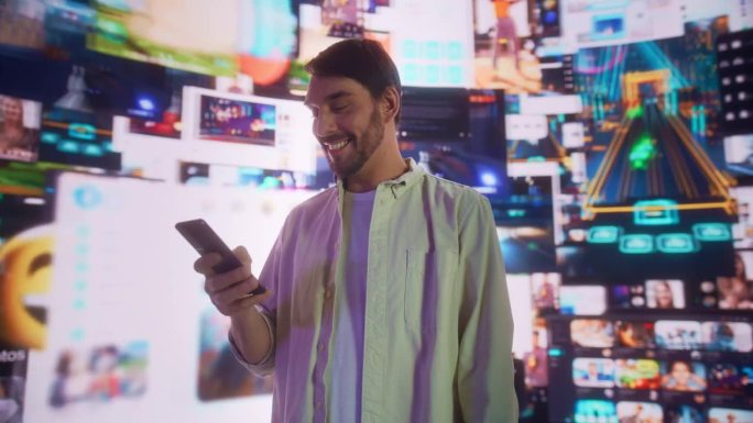 白人男子在虚拟世界中使用智能手机的肖像，与社交媒体，电子商务购物，互联网影响者和游戏的在线界面动画流