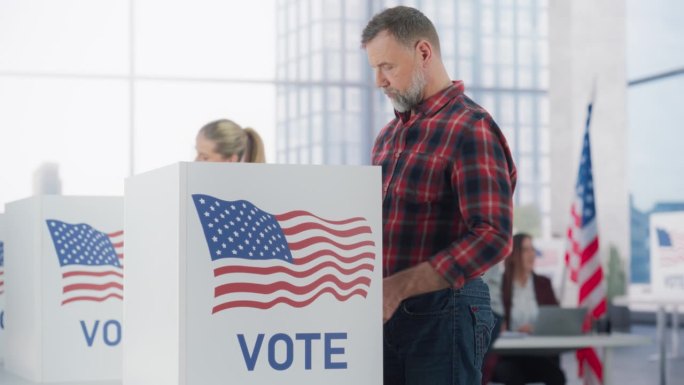 美国选举日的民主程序:穿着牛仔裤和格子衬衫的男性牛仔在投票站私下投票，并把选票放进密封的盒子里