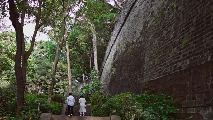 4K实拍，广州越秀公园旧城墙下散步的市民