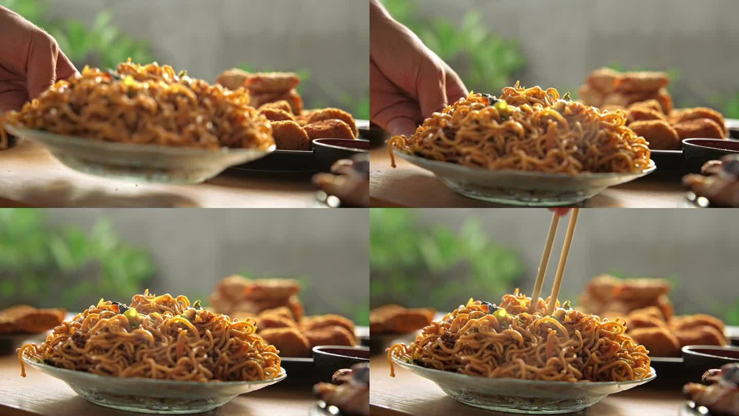 餐桌上的新鲜亚洲美食特写。东方产品烹饪的亚洲烹饪概念。在奶酪球或面包屑鸡肉中放入炒面