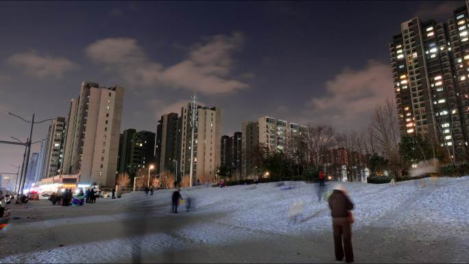 冬天城市市民游玩城市公园滑雪场延时