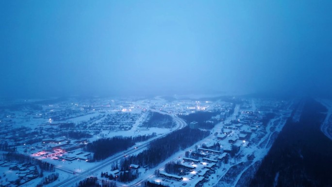 高空4K日出蓝色小时早晨电影4K暴雪降雪大雾发光无人机拍摄北极冬季社区孤立的努纳武特矿业村中心北汤普