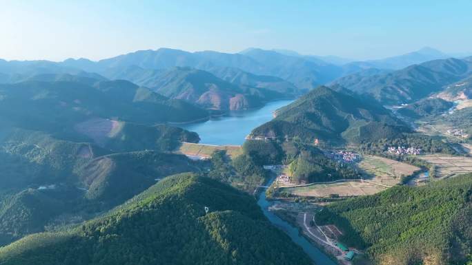 山间蜿蜒的河流