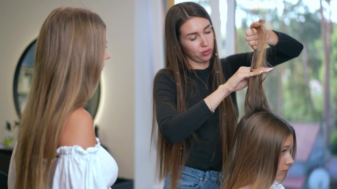 专业的发型师会把她的经验和技巧传授给新手。美发沙龙的美发讲座。