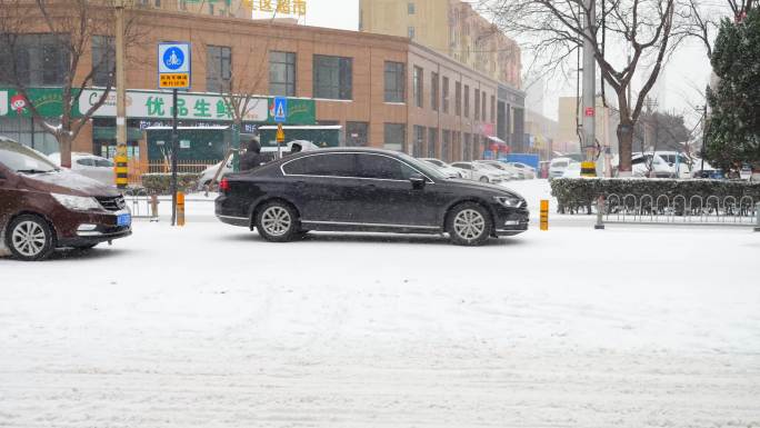 雪景 雪中的汽车 人来车往