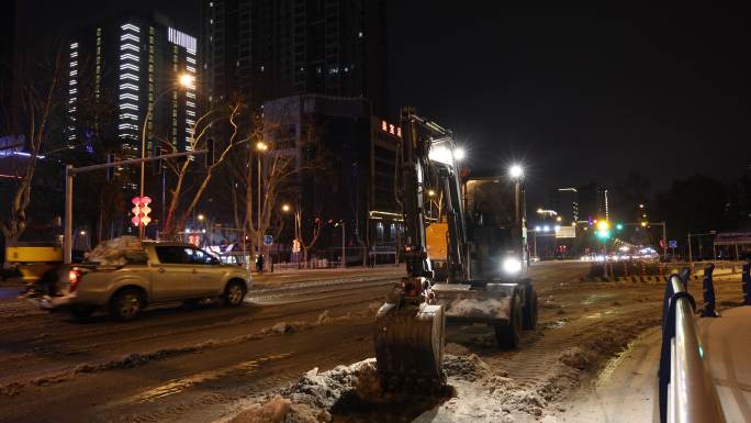 夜晚挖机在道路上除雪除冰03