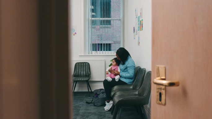 候诊室里的母亲和婴儿