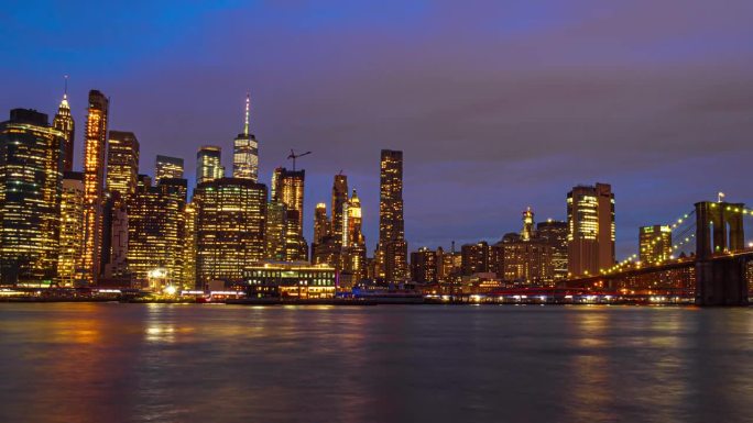 美国纽约，布鲁克林大桥，曼哈顿下城金融区河边的4K昼夜延时拍摄，商业，金融行业和旅游目的地