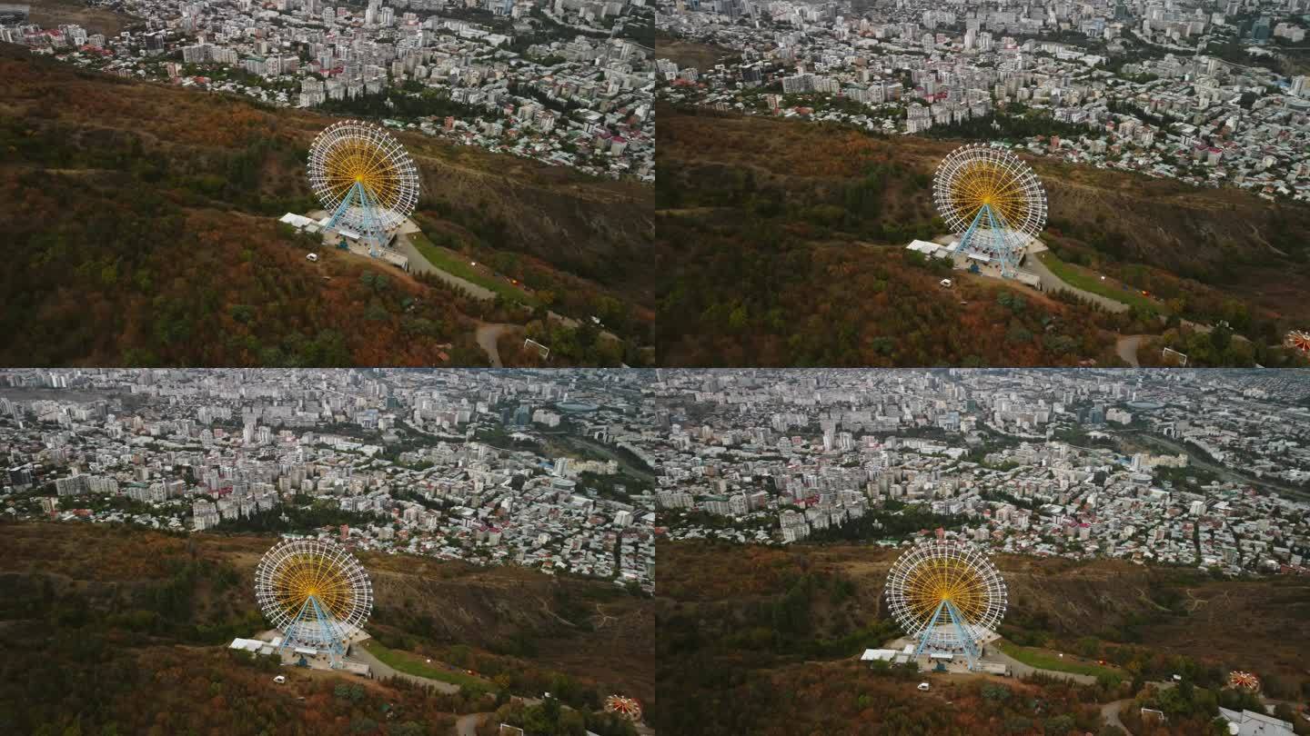 由无人机拍摄的建在山上的mattsaminda游乐园的巨大摩天轮