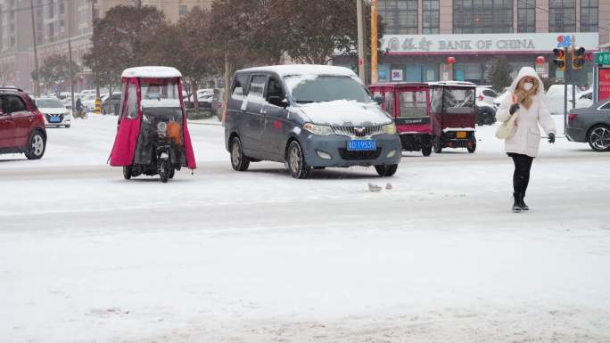 下雪 下雪的街道  雪中的汽车 人来车往
