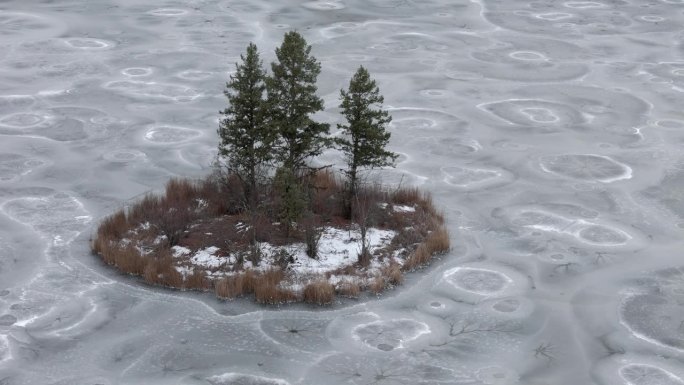 坎卢普斯冬季魔法:孤岛在冰封的麦奎因湖
