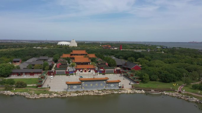 一座寺庙坐落在岛上