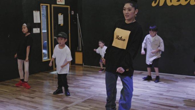 日本Hiphop老师和她的学生一起跳舞