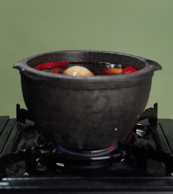 煮鸡蛋的锅中加入冰糖