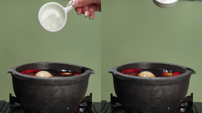 煮鸡蛋的锅中加入冰糖