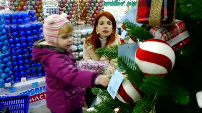 年轻女子和小女孩在圣诞市场