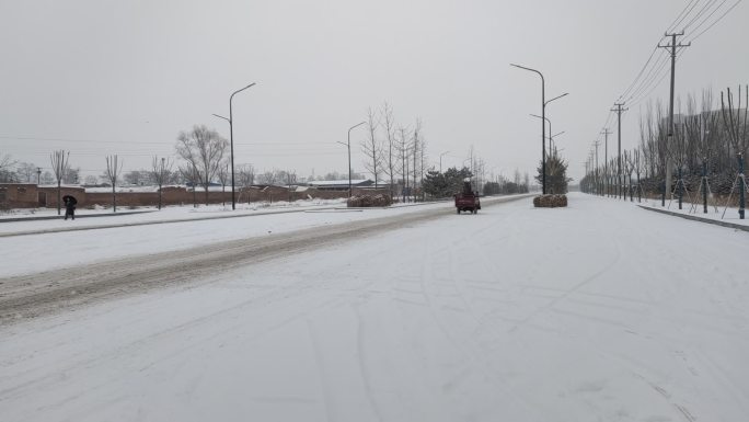 道路湿滑 下雪 三轮车 出行 寒冷