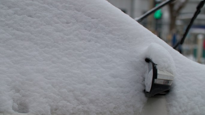 大雪覆盖轿车
