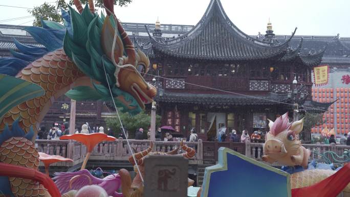 新年上海豫园飘雪神兽灯会游园的人右摇