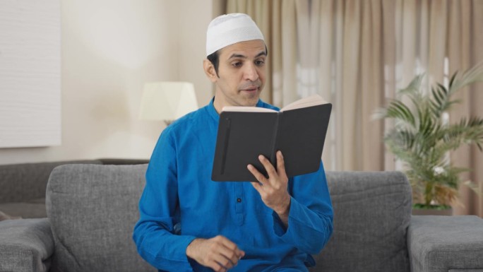 懒惰的穆斯林男人读书和喝茶