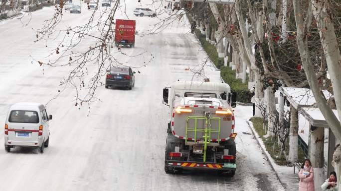 铲雪车在马路上除雪
