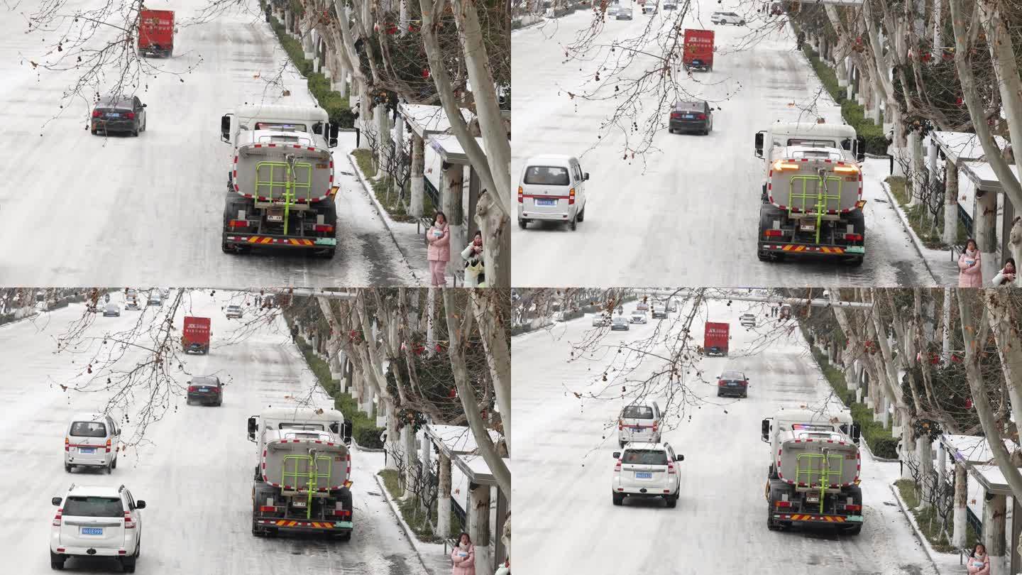 铲雪车在马路上除雪