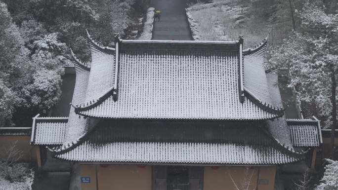 雪中寺庙航拍