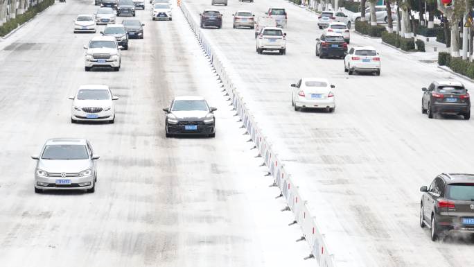 结冰的道路上行驶的汽车