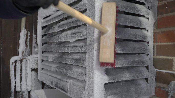 空气源热泵室外机被冰雪覆盖