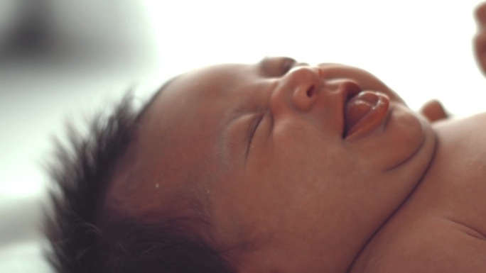 熟睡的新生儿外国人国外小婴儿混血儿