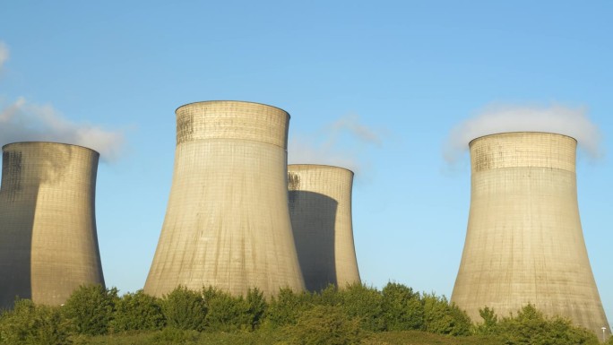 拉特克利夫一座燃煤发电站巨大的蒸汽冷却塔
