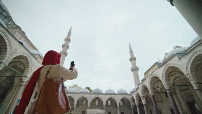 戴头巾的妇女用手机拍摄苏莱曼清真寺庭院#清真寺之旅#清真寺庭院
