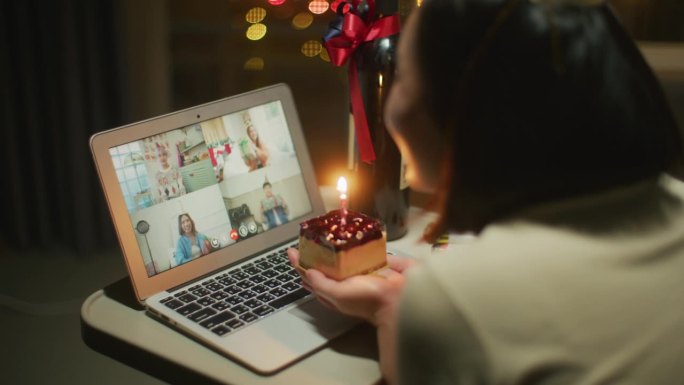 通过视频电话庆祝生日